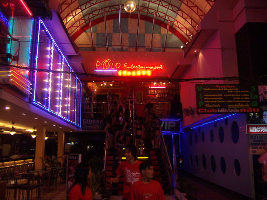 Gogo- Bar und die Frauen warten . . .