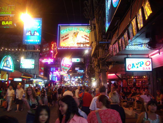 viel los in der Walking Street . . .