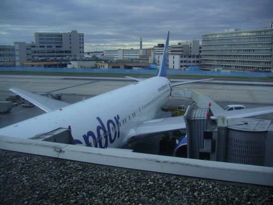 Unser Flieger von Frankfurt nach Bangkok (grauer Himmel)