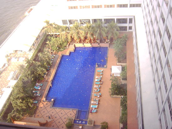 Blick aus unserem Zimmer auf den Pool und den Fluss