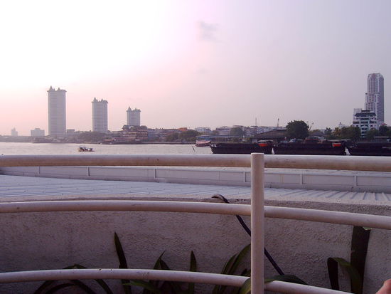 Blick von der hoteleigenen Terrasse auf den Fluss