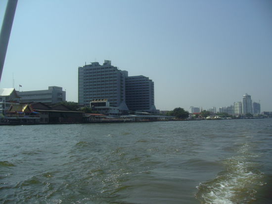 Blick vom Shuttle-Boot zurück zum Menam-Hotel