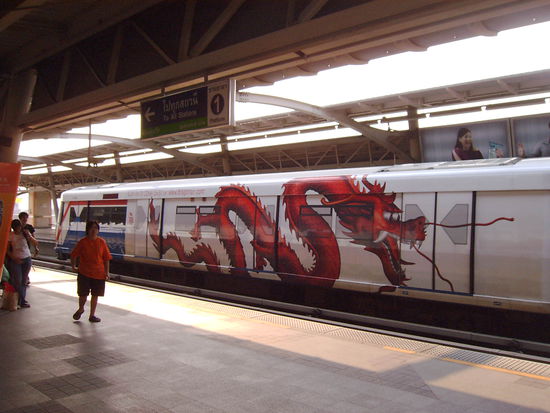 Der Sky-Train mit Motiven.
Sieht ganz nett aus.