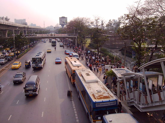 Endstation vom Sky-Train.
Eingang auf der rechten Seite zum Markt