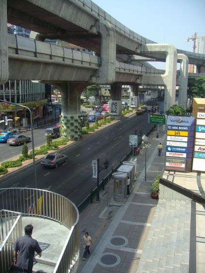 Darum heisst er Himmelszug.
Quer durch Bangkok in luftiger Höhe.