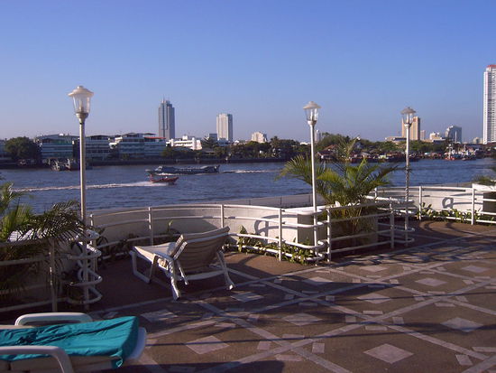 hoteleigene Terrasse am Fluss.
bei Nacht fast noch schöner.