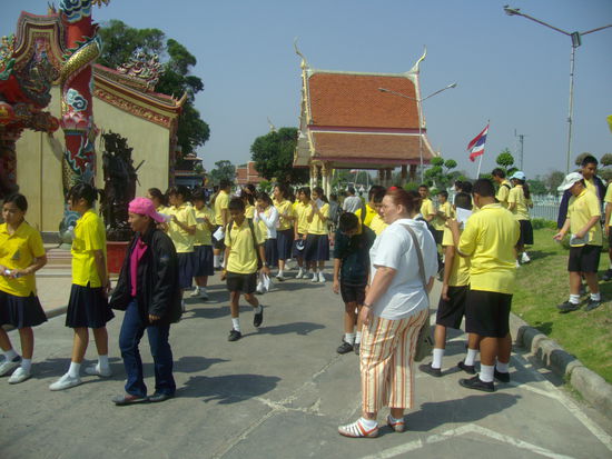 auch Schulklassen lernen Geschichte.
(alle mit dem gelben Königs-Shirt)