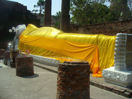 liegender im gelben Umhang