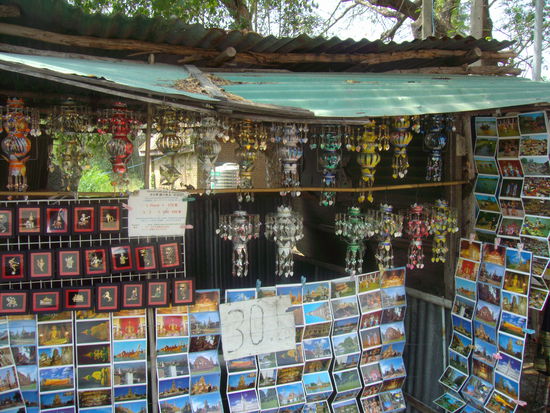 zwischendurch haben wir noch Mobiles aus Blechdosen gekauft.