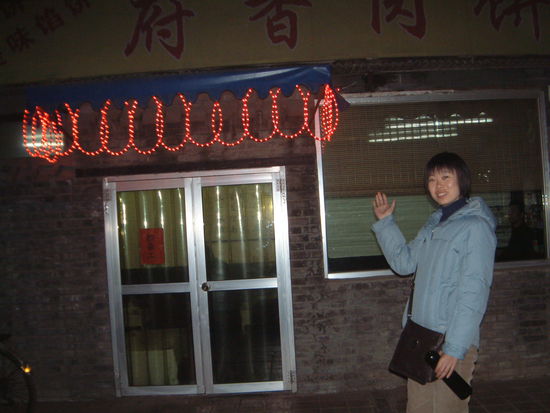 Frau Gua, unsere Reiseleiterin, führte uns in ein Lokal, das nur von Einheimischen besucht wird