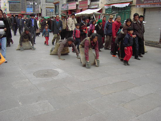 Pilger auf dem Weg zum Jokhang Tempel