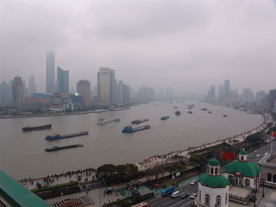 Blick vom Peace-Hotel auf den Huangpu-Fluß und die Uferpromenade "Bund"