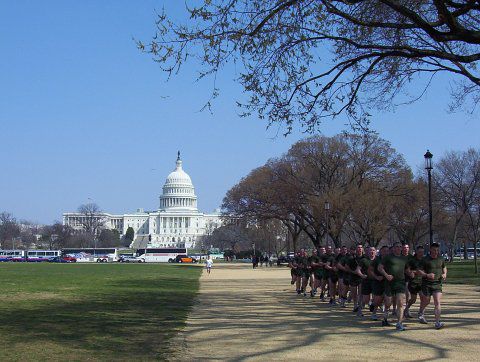 Kapitol in Washington mit US Army-Trupp im Vordergrund