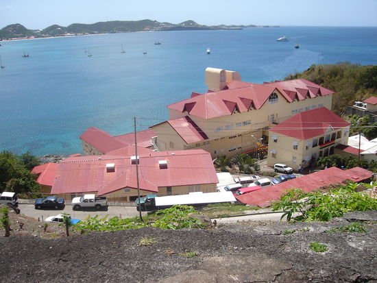 Blick vom Fort St. Georges auf die Klinik
