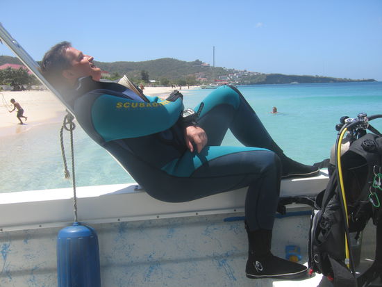 Tobi geniesst die Oberflaechenpause auf dem Boot.