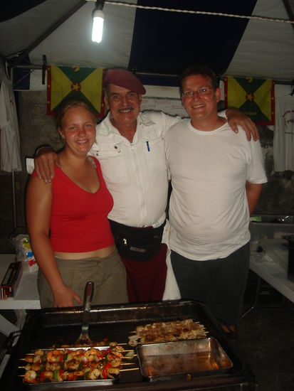 Martina, Urs und ich mit einer Menge Fish-kepap. (Sehr zu empfehlen!)