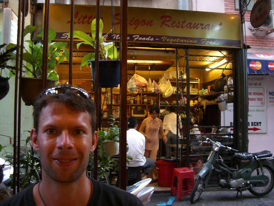 Restaurant auf der einen, Kueche auf der anderen Strassenseite