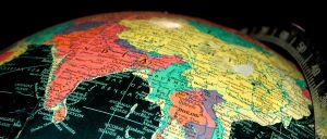Na? Findet ihr euch zurecht? Burma ist das türkise kleine Land genau in der Bildmitte. Links daneben ist Indien (in rot) und recht daneben Thailand (in orange).
Am besten mal selbst im Atlas schauen.