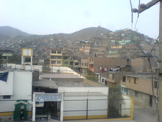 Das ist ein Teil von San Juan de Lurigancho mit dem örtlichen Gesundheitszentrum im Vordergrund. Hier wohnen die besser betuchten! Die Häuser sehen von außen alle so aus als könnten dort unmöglich Menschen wohnen.