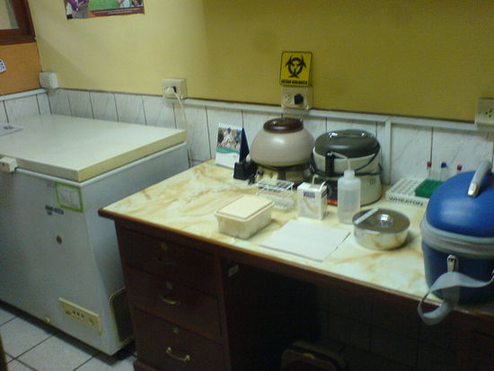 Das Labor! (immerhin 2 Zentrifugen!)