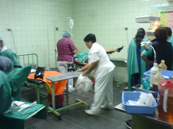 Der etwas chaotische und hübsch gefließte Kreißsaal.