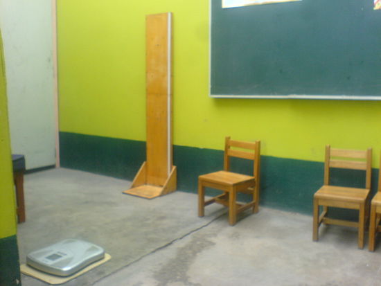 Unser Arbeitsplatz - eine Personenwaage und eine Messlatte.