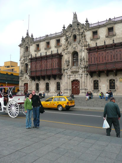 Mit Patty vor einem der schönsten historischen Gebäude des Stadt.