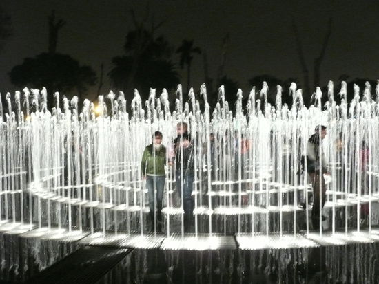 Lima hat einen der größten und modernsten Wasserspielepark der Welt. Nachts sind die Springbrunnen zusätzlich unglaublich schön beleuchtet und man kann in manche sogar hineinlaufen!
Mittendrin statt nur dabei 