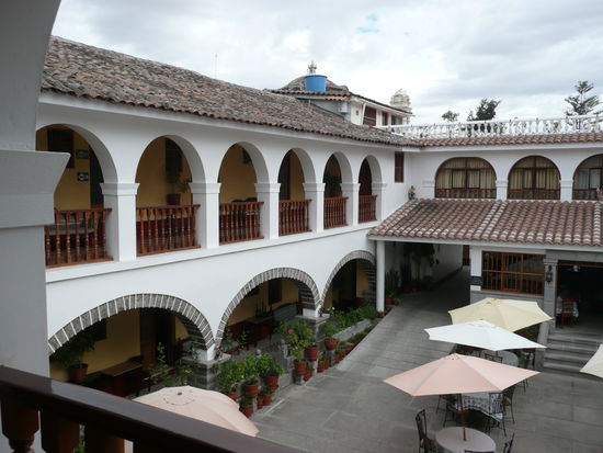 Das Santa Rosa Hotel mitten im Zentrum der Stadt. Der Innenhof bietet Schutz vor dem ektischen Gewusel der Stadt.