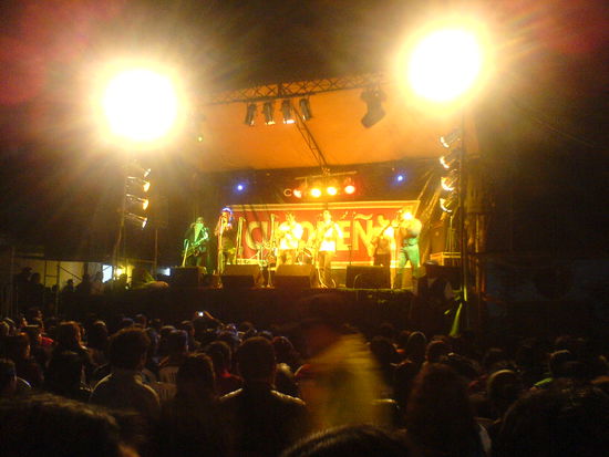 Die Vorband! (Bei dem Konzert war ich ständig Mode und wurde an oder auf die Bühne gerufen - Ich habe alle dort um min 10-20 cm überragte und war wohl die einzige blonde Ausländerin vor Ort)