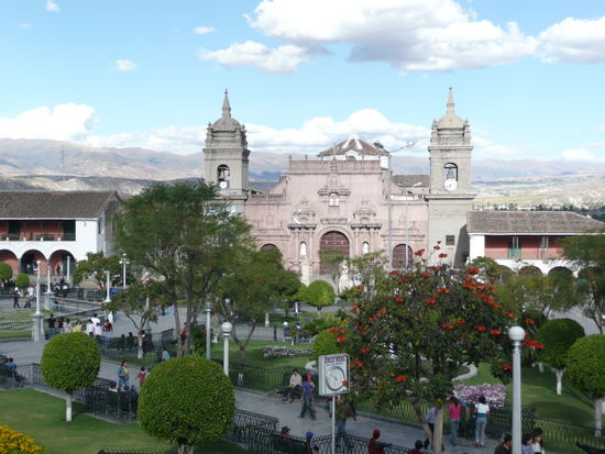 Der Plaza de Armas mit den Bergen dahinter