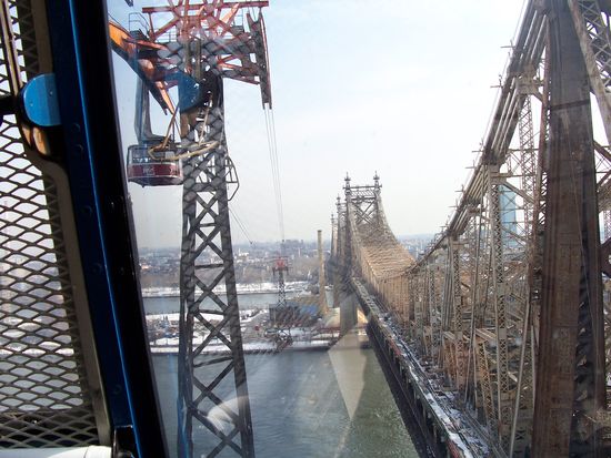 Links die Seilbahn, rechts die Queensboro Bridge und in der Mitte Roosevelt Island