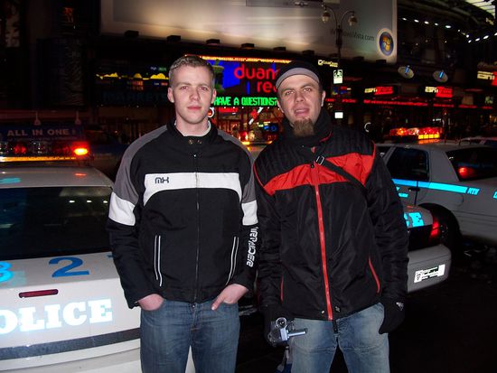 Ähhh, ja das sind wir und stehen, warum auch immer, vor den Streifenwagen.... Stimmt, ich glaube die Kamera läuft noch *g*