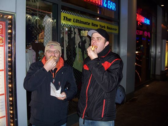 Lecker und teuer!
(Man beachte den typischen Touristen links) Und nicht vergessen, in drei Bissen muss das Ding weg sein!