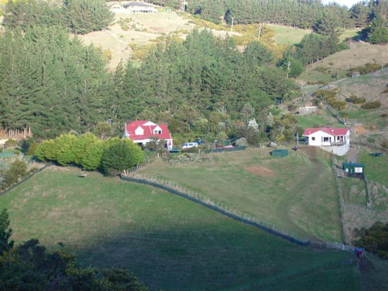 Sicht auf einen Teil des Grundstueckes mit Haus und Cottage