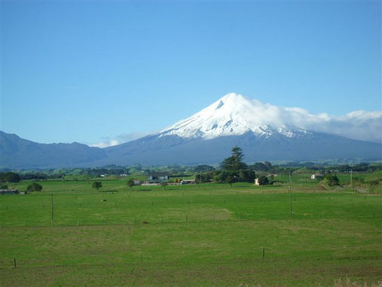 Mt. Egmont (Mt. Taranaki)
vom Surfhighway 45 aus fotografiert