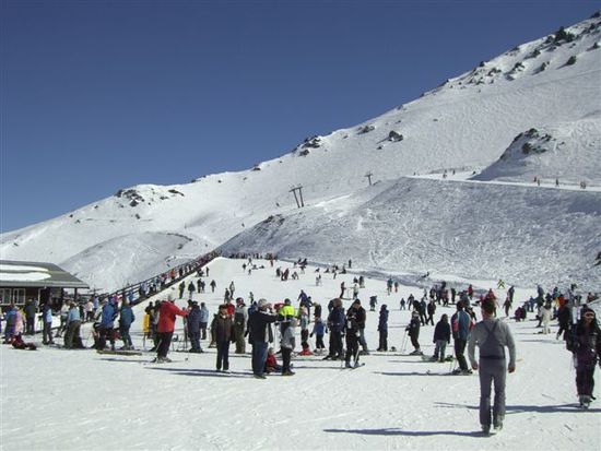 Mount Hutt ski field.
Ganz besonders nett ist der Typ rechts im grauen Skianzug, find ich, der Anzug war ca. 2 Nr. zu klein, ihr koennt euch ja vorstellen, wie das von vorne aussah... )
