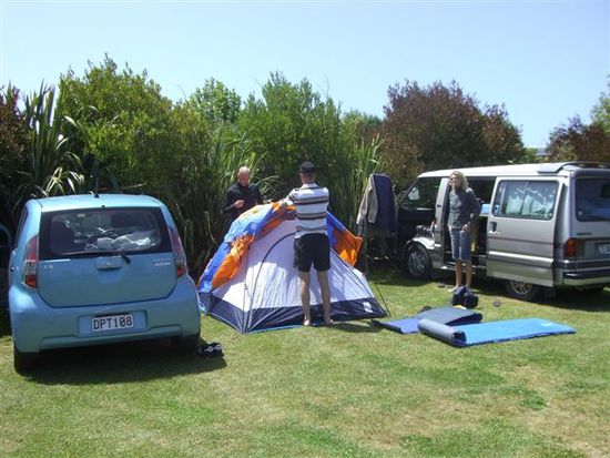 Erste Nacht im Zelt in Kaikoura, der Fachmann erklaert den Aufbau...