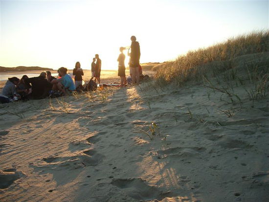 Ninety Mile Beach -
chillin' with friends ...