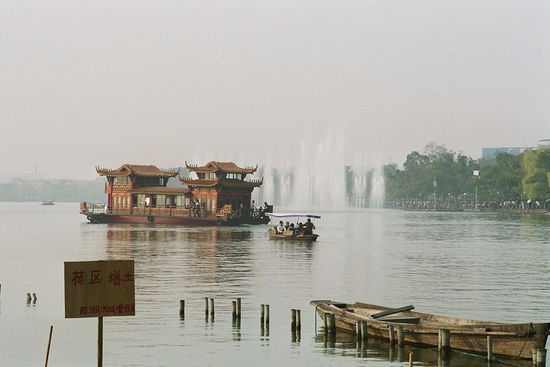 Bötchen auf dem See mit Springbrunnenshow im Hintergrund