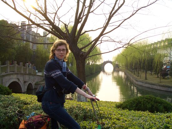 Sandra auf ihrem grünen Flitzer - hinten mit Kindersitz für meine Jacke und Tasche