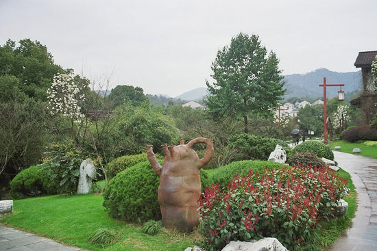 die Anlage rund um das Teemuseum, mit Bergen im Hintergrund und Teeplantagen drumherum
