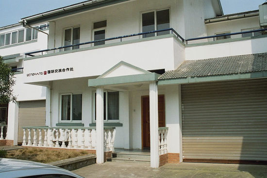 So nett sieht unser DCMI von Außen aus. Die oberen drei Fenster mit Balkon sind mein Büro
