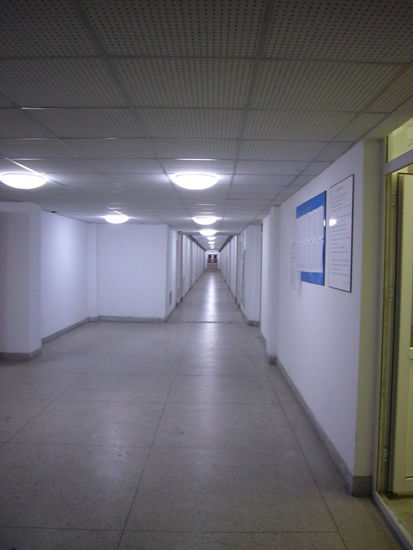 Der einladende Flur, der Steinfußboden ist im Zimmer der gleiche, Licht gibts nur abends ab 18 Uhr wenn es draußen dunkel wird. Tagsüber leuchtet nur jede dritte oder vierte Lampe.