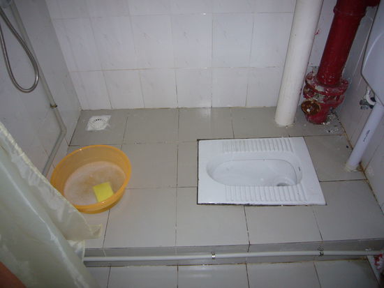 Mein Dusch-Hockklo: die Vermeidungstaktiken werden immer ausgeklügelter - Aufhalten wird groß geschrieben.