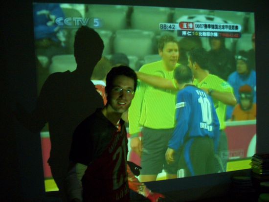 Manuel mit Trikot-Nr. 21 der Bayern (Reflexion) aber totaler Arminia-Fan