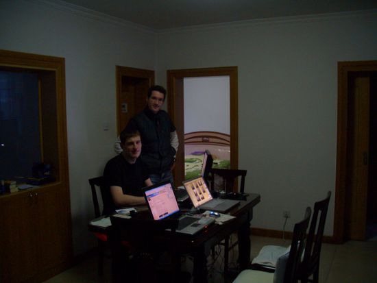 Sven (sitzend) und Manuel, an unserem "Schreibtisch"