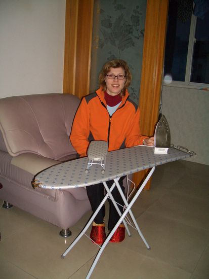 Kindergrößen-Bügeln - das Bügeleisen ist in seiner höchsten Position eingestellt