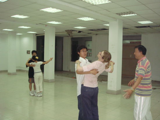 John, so könne ich ihn nennen. Hier beim allerletzten Mal, schön nach hinten biegen und für den Fall, dass ich den Winkel nicht treffe, hätte mich der Tanzlehrer schon hineingebogen