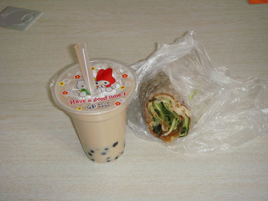 Yummy, mein Milchtee (heiß) und mein gefüllter Pfannkuchen (kalt)! Die schwarzen Kugeln sind total lecker, wenn auch ein wenig glibberig